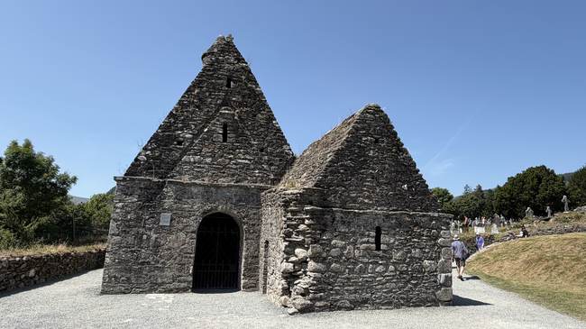 Iglesia y Cocina de San Kevin junto al cementerio