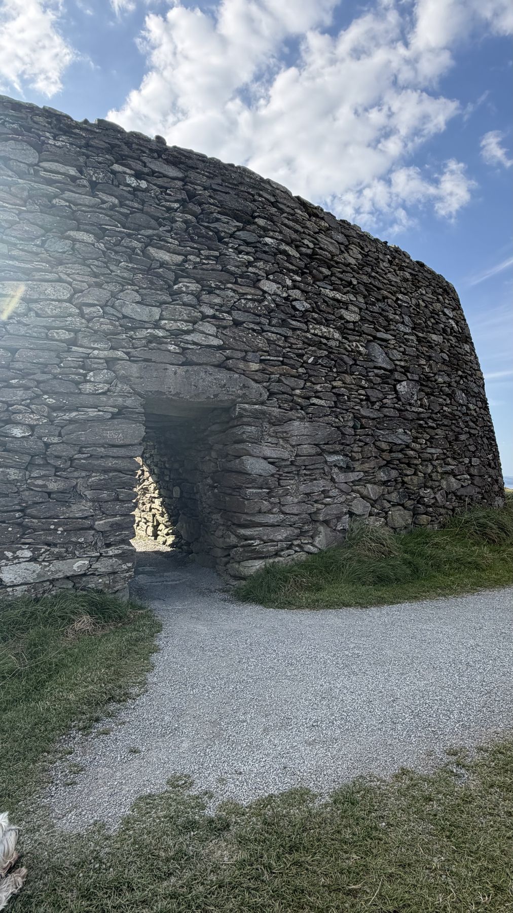 La entrada en forma de túnel del Grianán de Aileach