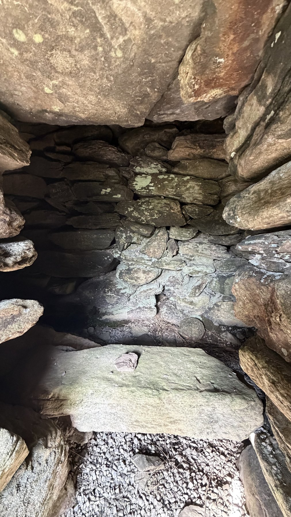 Nicho de piedra en el interior del muro del fuerte de Grianán de Aileach