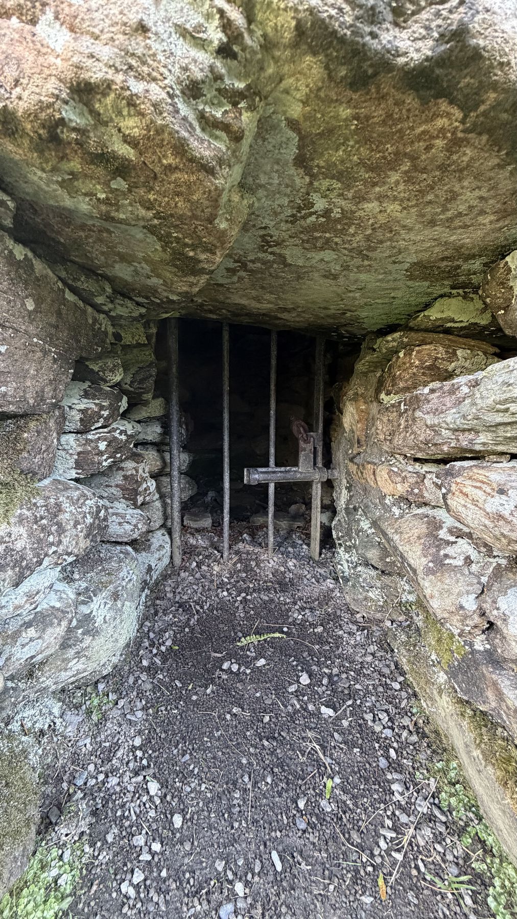 Uno de los pasadizos interiores del muro del Grianán de Aileach