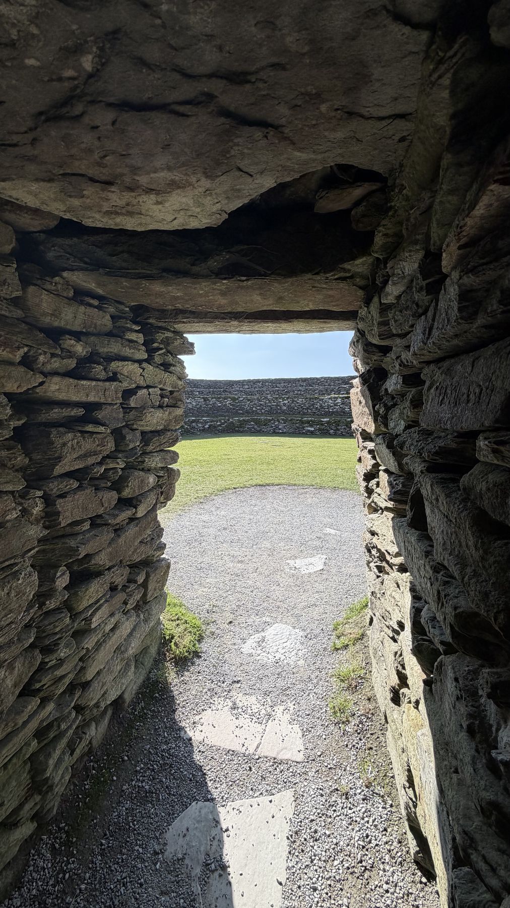 Vista del paisaje de Donegal a través de una abertura en el muro del Grianán de Aileach