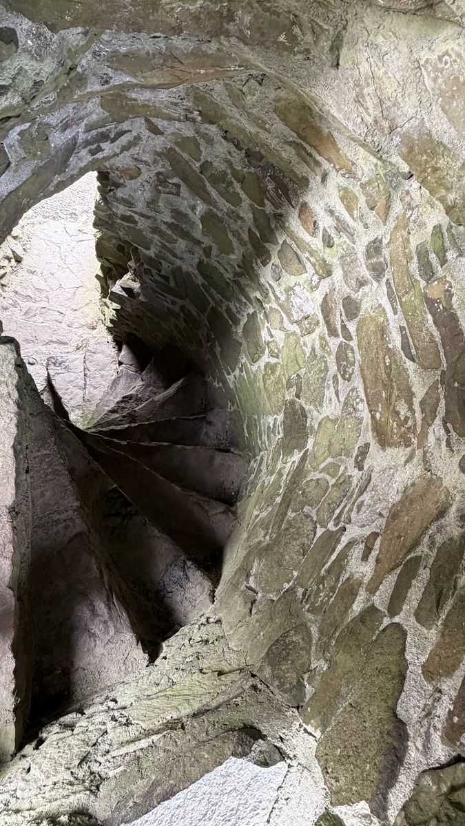 La escalera de caracol de piedra dentro de la torre de la iglesia, en la Colina de Slane