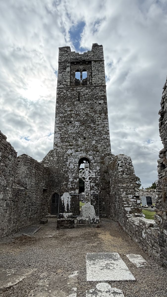 La torre gótica de la iglesia de San Patricio en la Colina de Slane, con una cruz celta en el cementerio