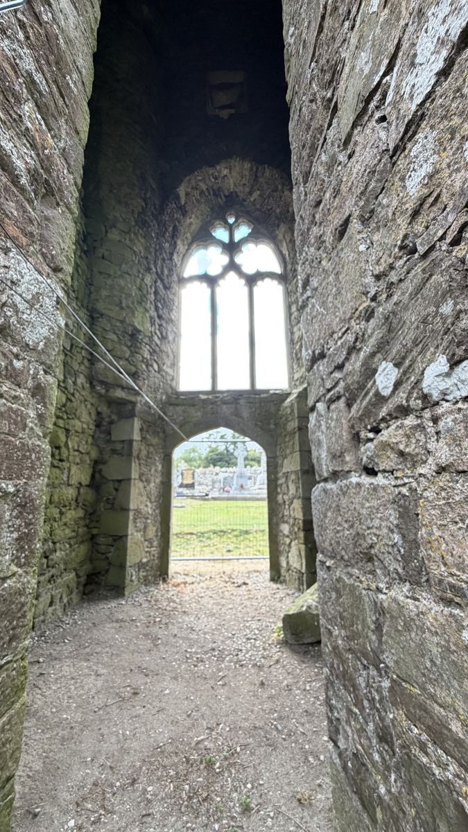 La ventana gótica de tres luces vista desde el interior de la torre de la iglesia