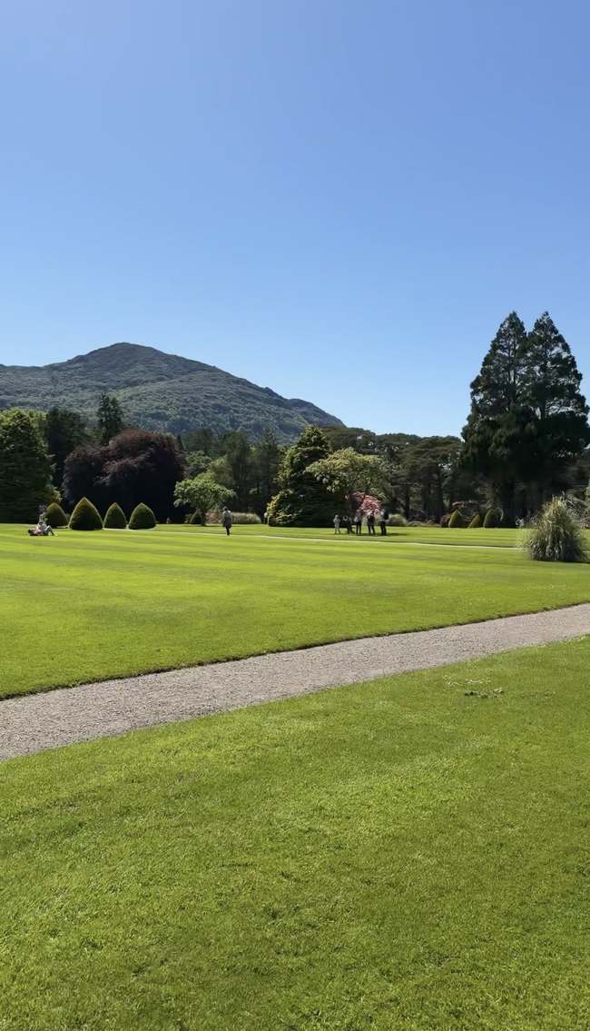 Jardines de Muckross House con vistas a las montañas