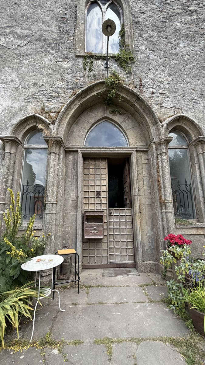 La puerta gótica de entrada al Castillo de Leap, flanqueada por ventanas ojivales