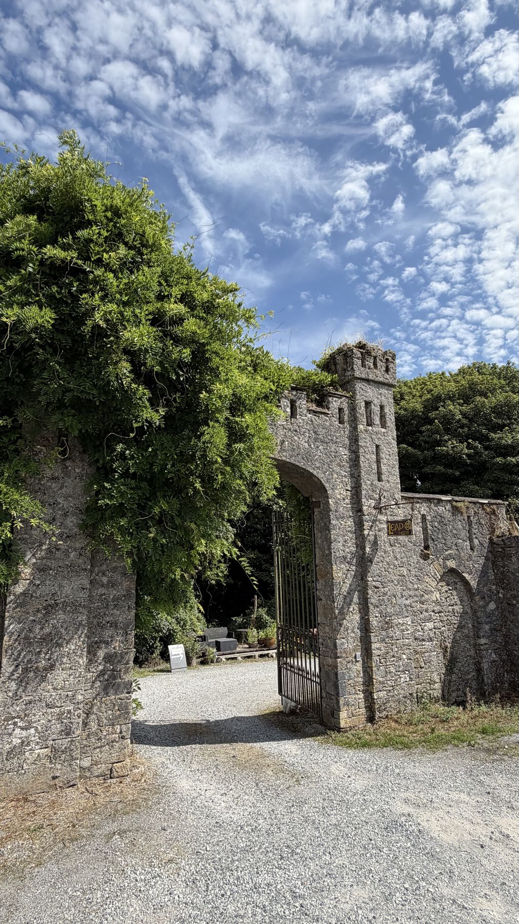 La entrada almenada del Castillo de Leap, con su verja de hierro abierta, condado de Offaly