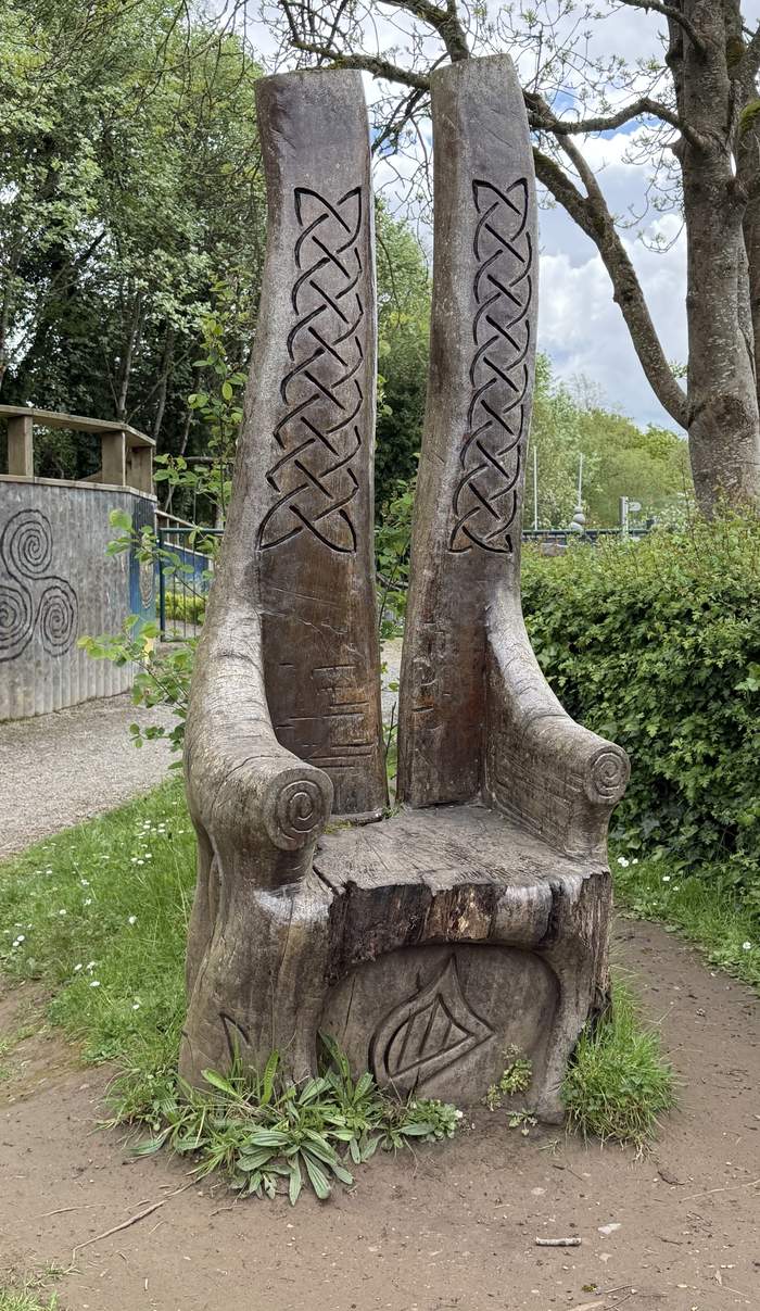 Trono tallado con motivos celtas en el centro de visitantes