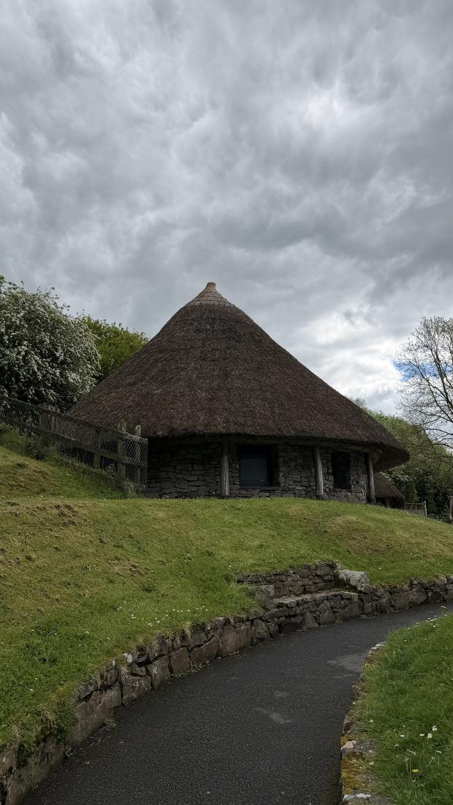 Reconstrucción de una vivienda neolítica en Lough Gur