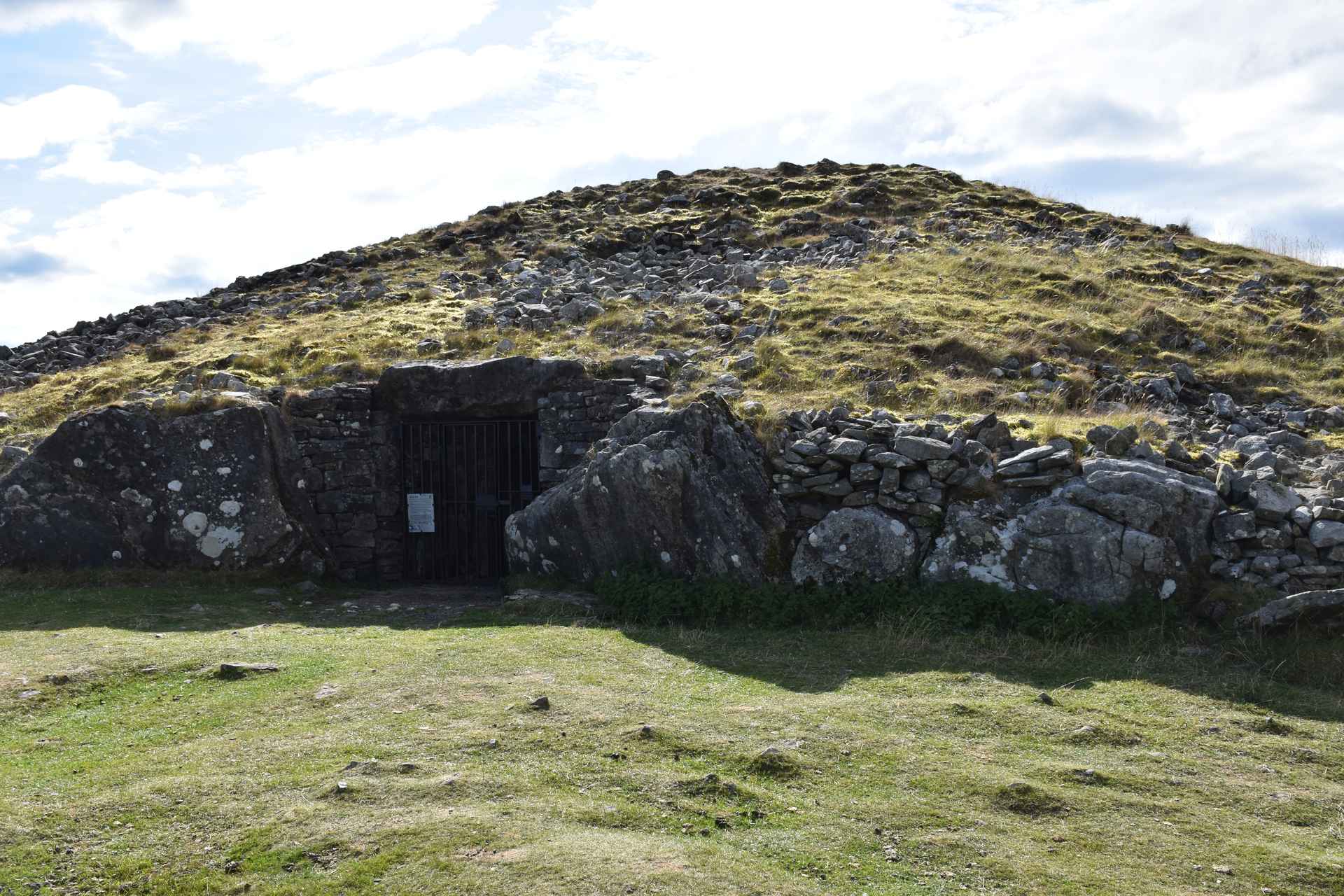 Entrada de Cairn T sellada con una verja de hierro, actualmente cerrada por obras de conservación