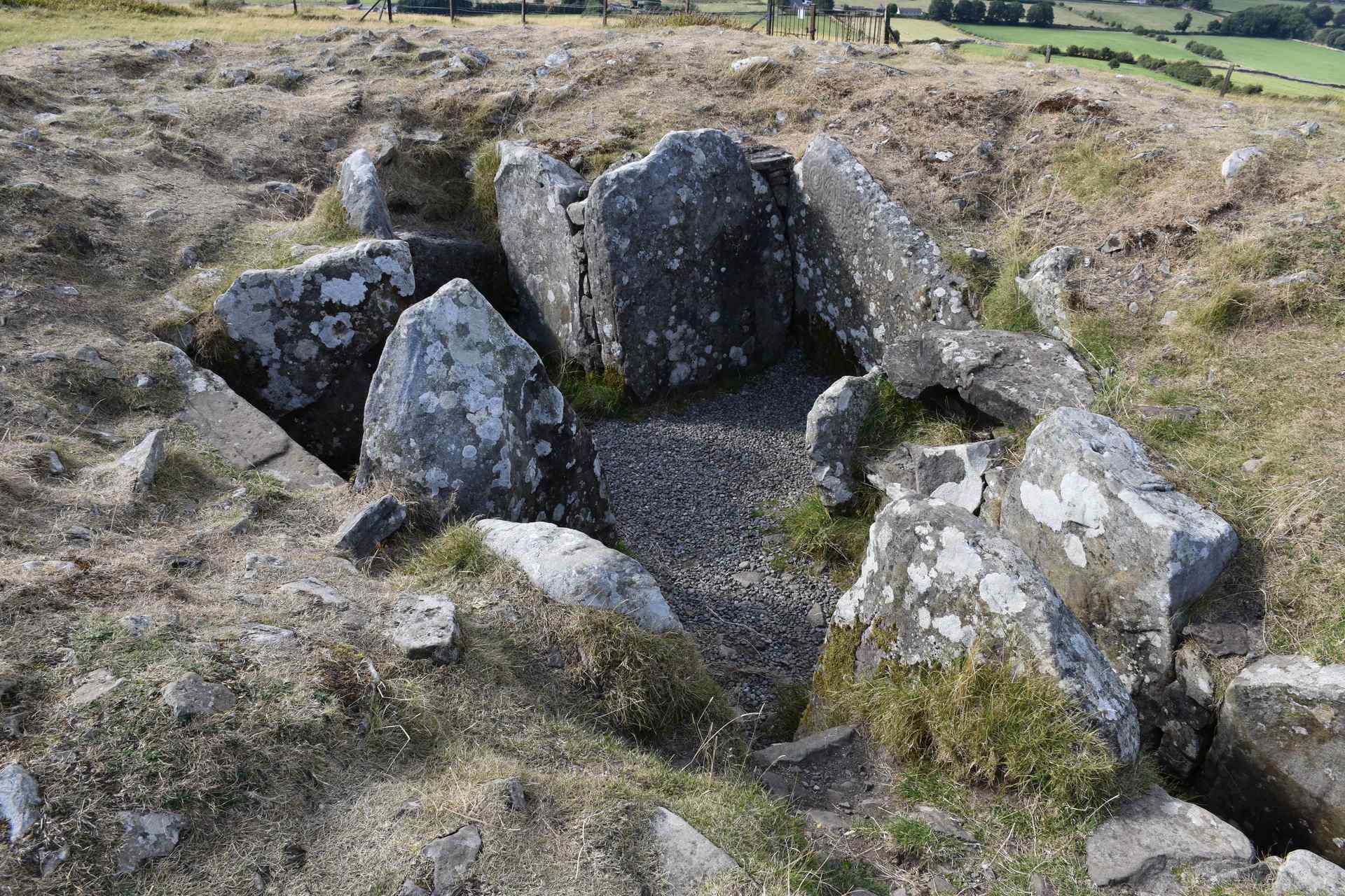 Interior de Cairn U, con su cámara cruciforme al descubierto y grabados aún visibles en la piedra