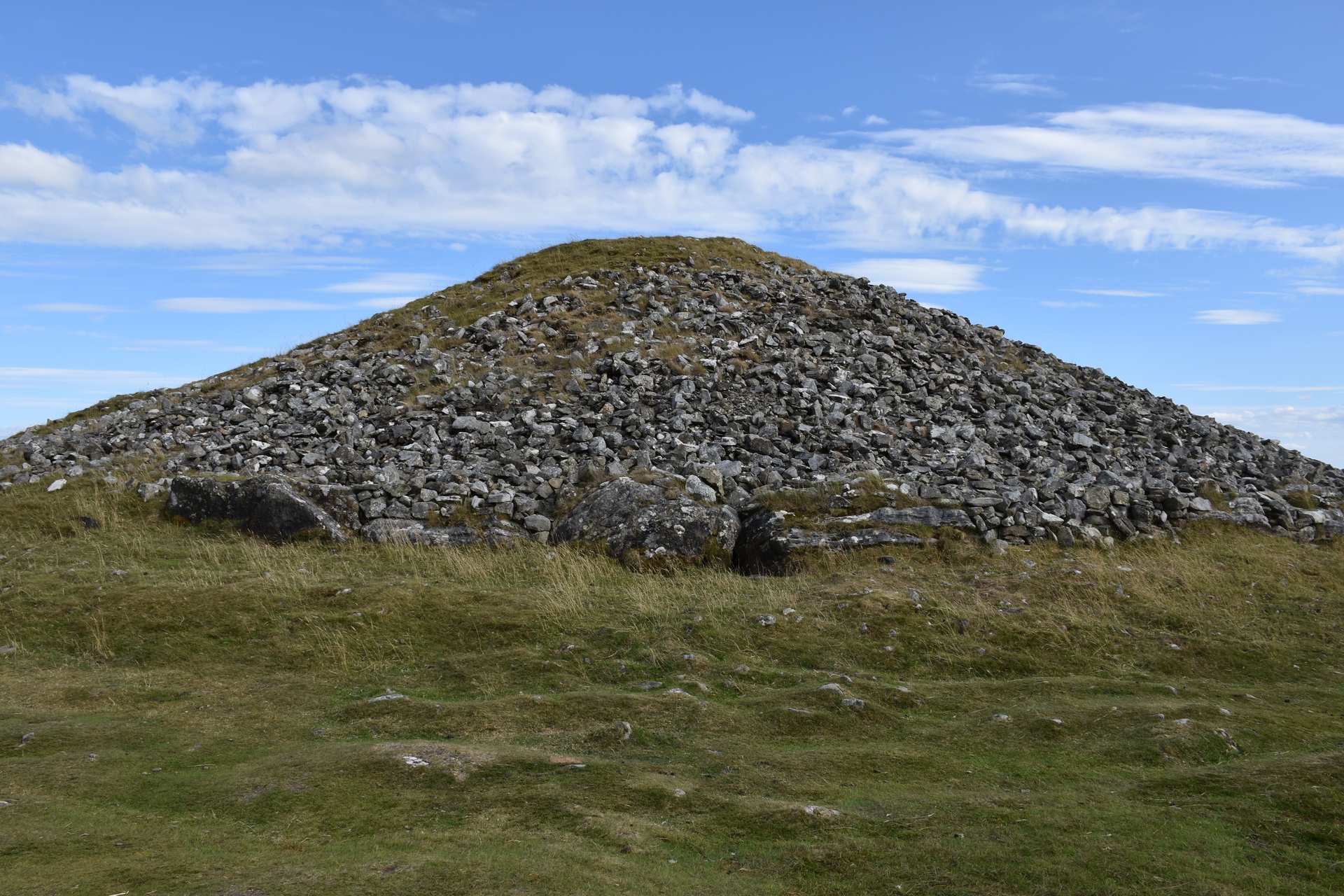 Cairn T, la mayor tumba de pasadizo de Loughcrew, vista desde su base contra un cielo despejado