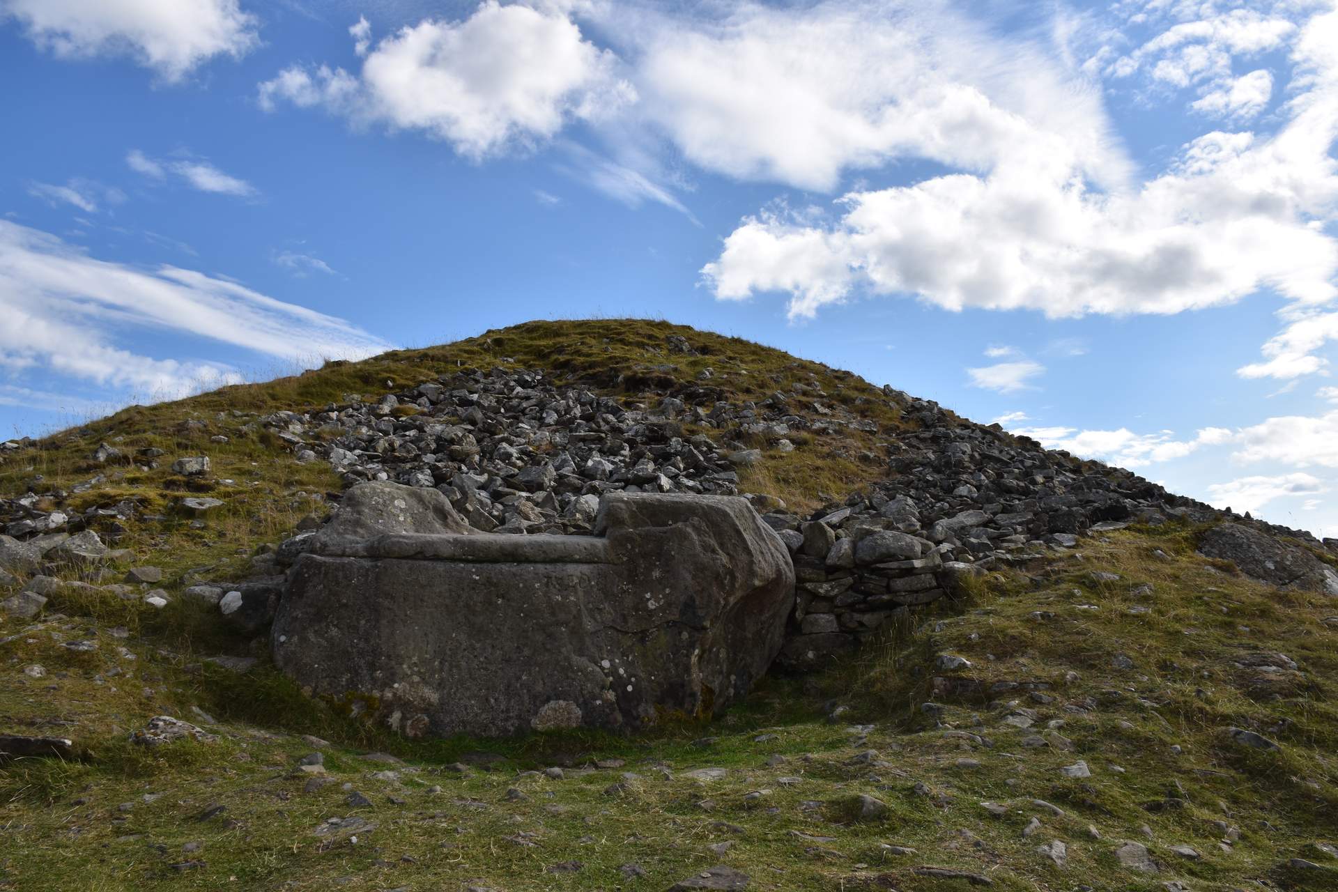 La Hag's Chair, la silla de piedra tallada junto a Cairn T asociada a la leyenda de la Cailleach