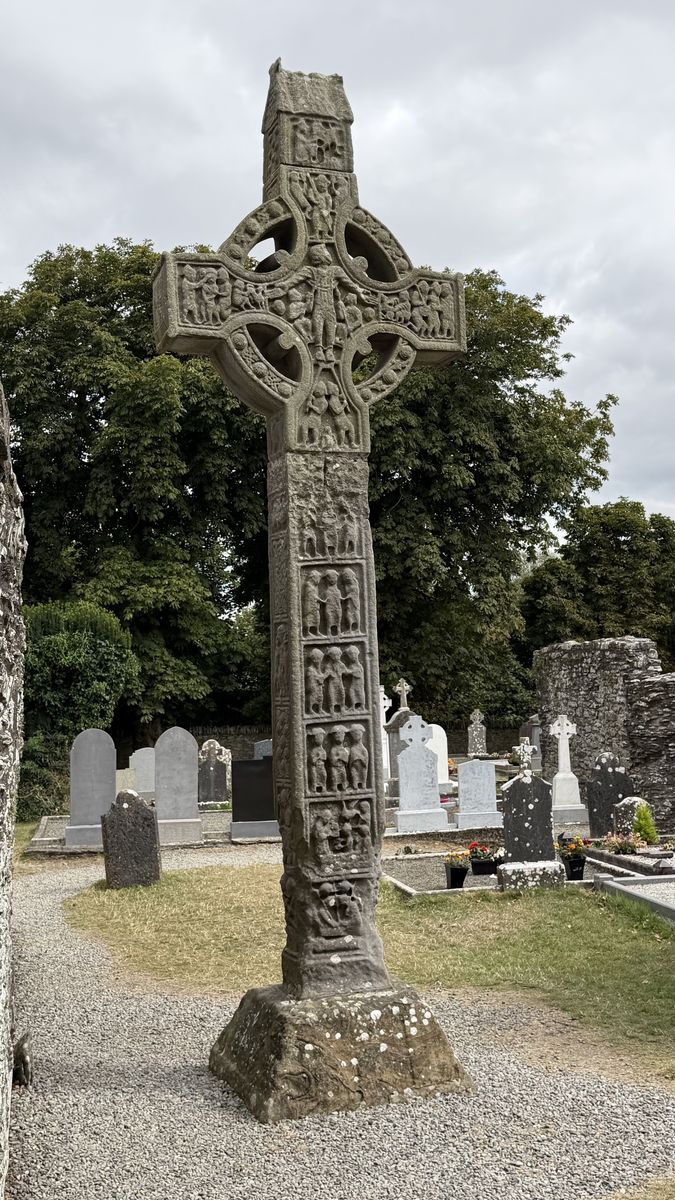 La Cruz de Muiredach en Monasterboice, con sus paneles tallados del Antiguo y Nuevo Testamento