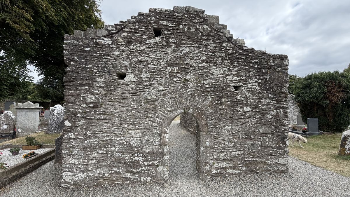 La fachada en ruinas de la iglesia norte de Monasterboice, con su arco de entrada intacto