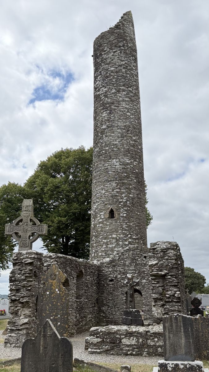 La torre redonda de Monasterboice vista desde la base de las ruinas monásticas