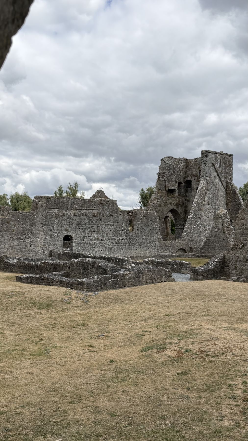 Arcos góticos en ruinas dentro del Priorato de Kells