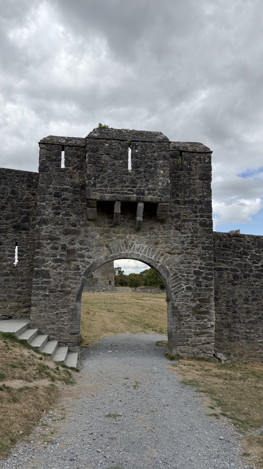 Puerta de acceso amurallada al recinto del Priorato de Kells