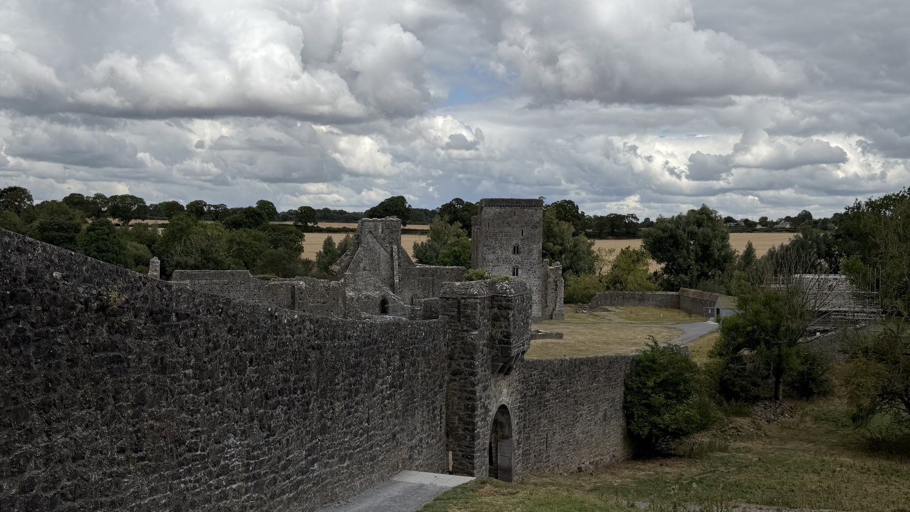 Vista panorámica de las murallas y torres del Priorato de Kells desde el campo