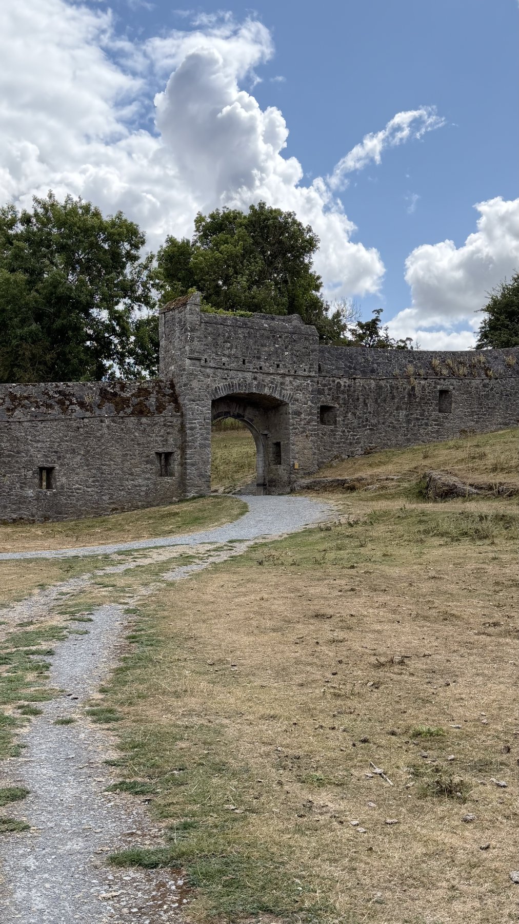 Sendero de acceso hacia una de las torres del Priorato de Kells