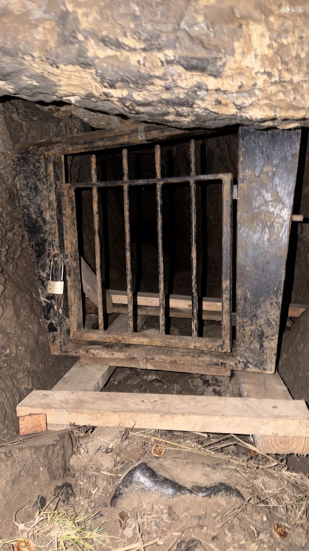 Reja de hierro que protege la cámara interior de la cueva de Oweynagat