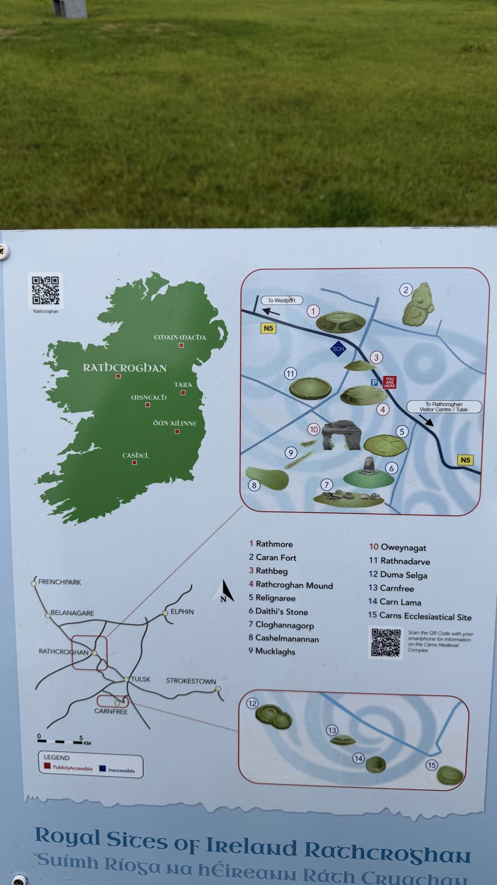 Cartel informativo con el mapa de los sitios reales de Rathcroghan