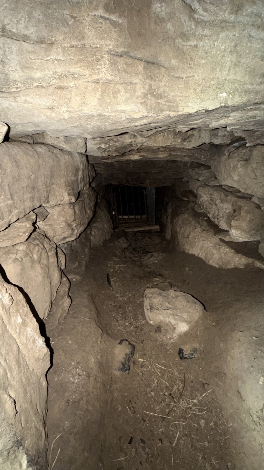 Galería de piedra en el interior de la cueva de Oweynagat