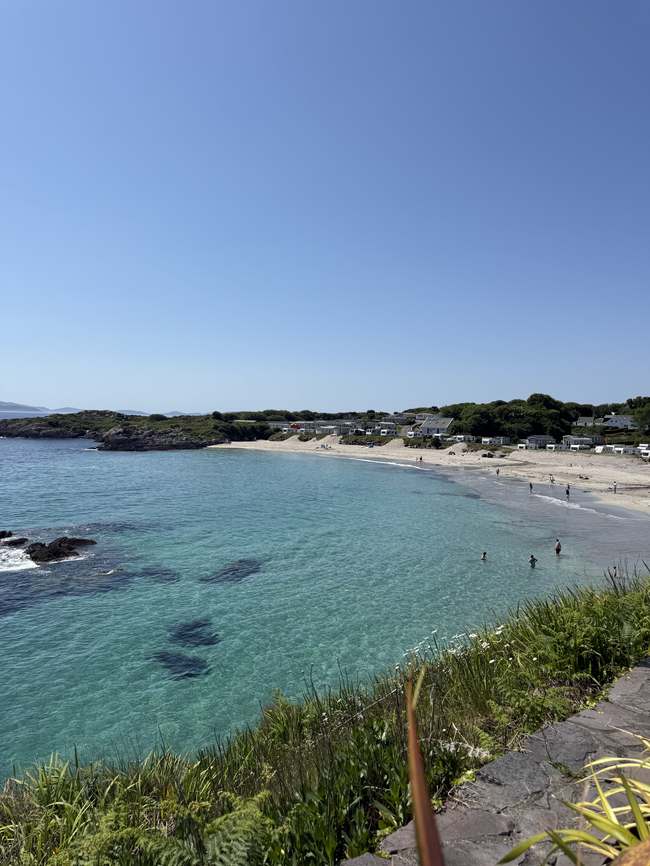 Aguas turquesas y playa de arena en Carrol's Cove, cerca de Derrynane