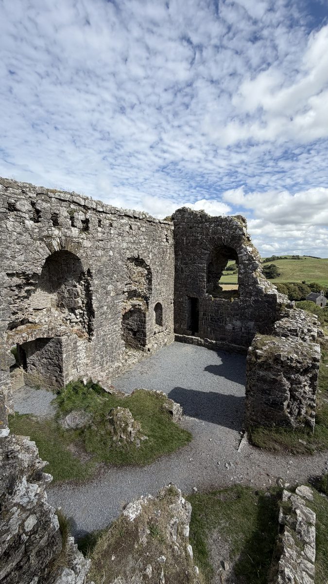 El patio interior de Dunamase, con vistas al campo irlandés a través de un arco en ruinas