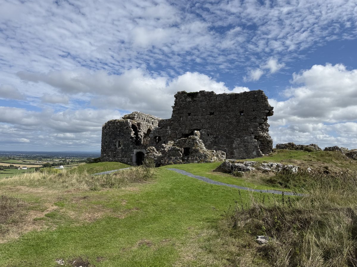 La fortaleza de Dunamase vista desde la llanura de Laois, con su peñasco elevándose sobre los campos