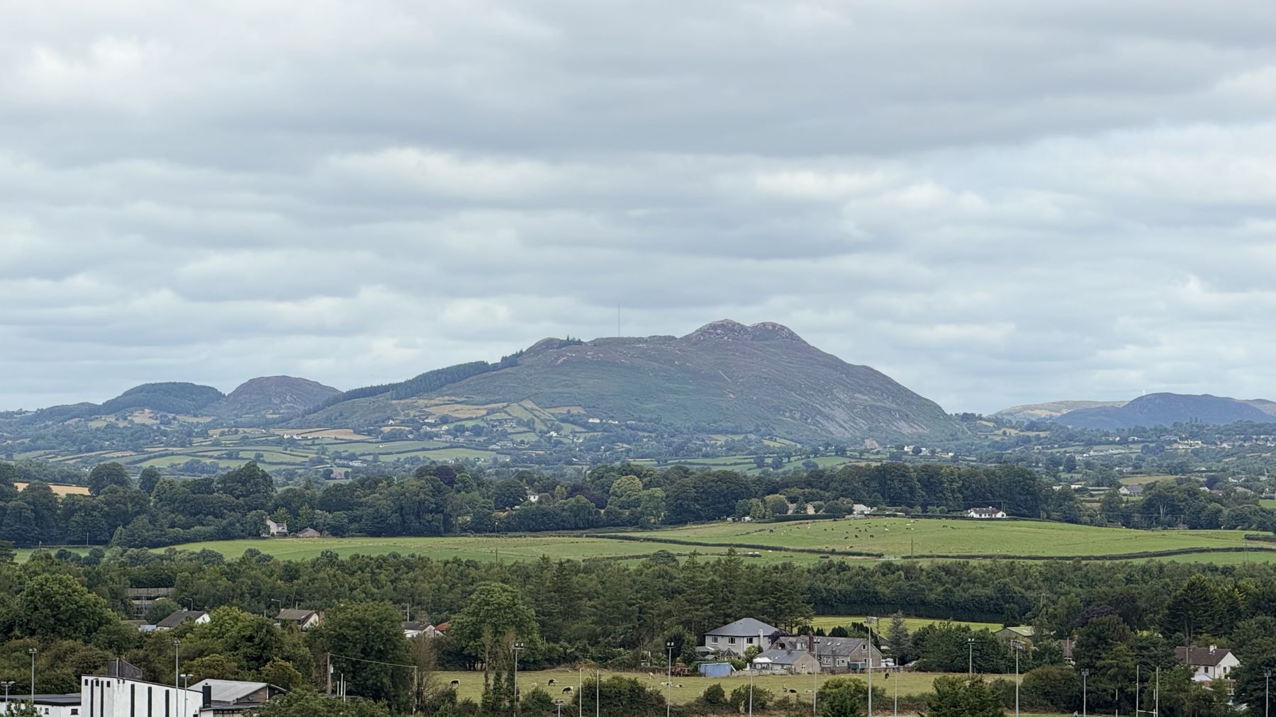 Vista de Slieve Gullion, la montaña más alta de Armagh, con el cairn de Calliagh Berra's House en su cima