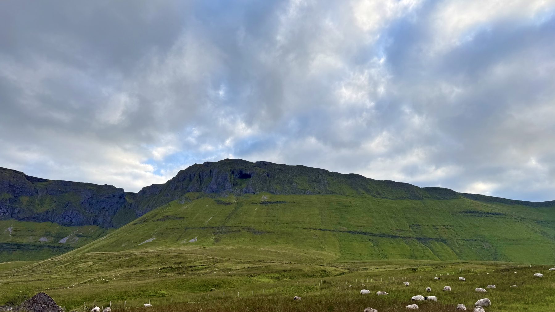 El monte Ben Bulben, de cima plana, visto desde los campos de Sligo
