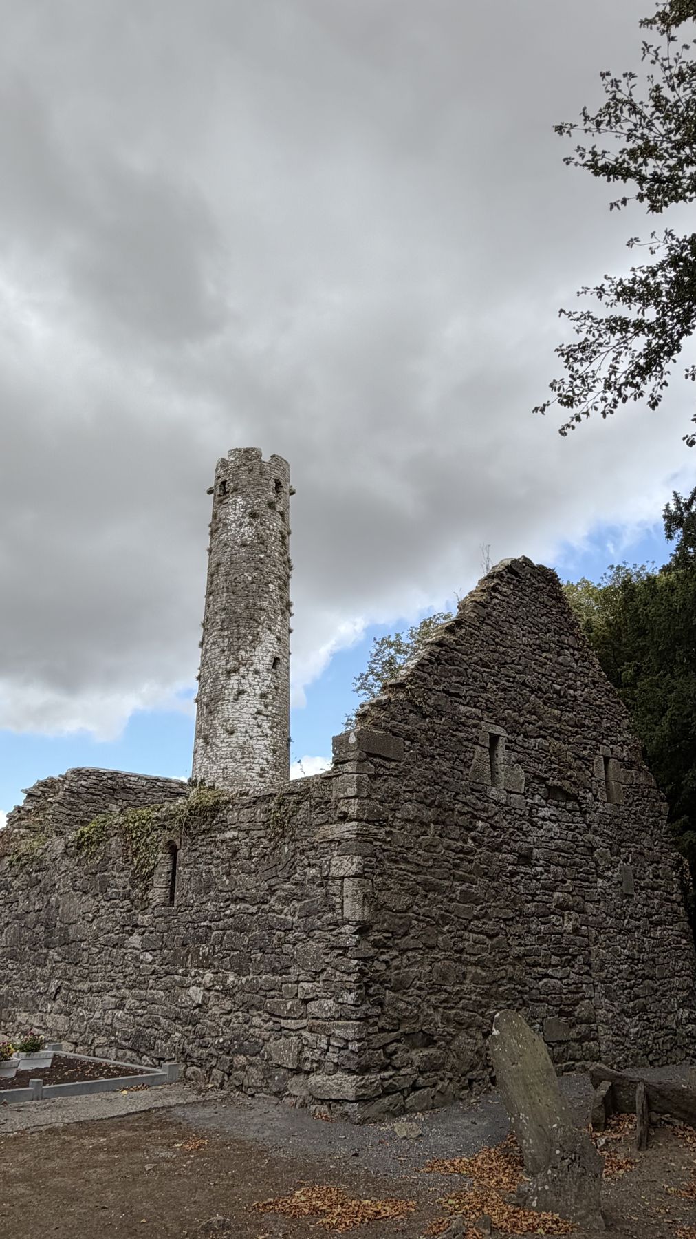 La iglesia en ruinas de Kilree junto a la torre redonda