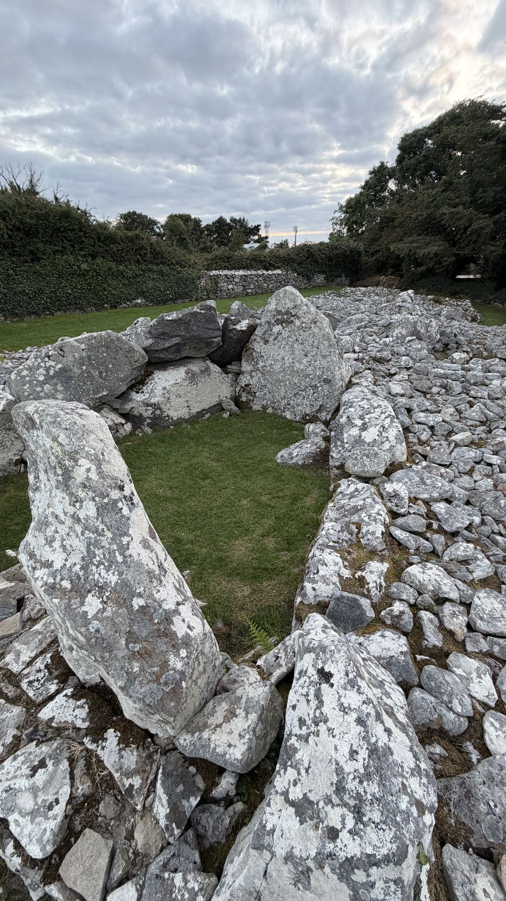 Vista interior de la cámara funeraria de la Tumba de Creevykeel