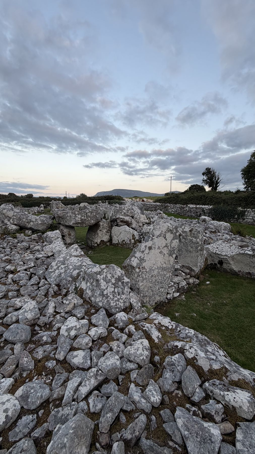 Los muros de piedra de la Tumba de Creevykeel al atardecer