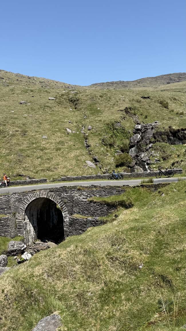 Puente de piedra en el Healy Pass junto a una pequeña cascada de montaña