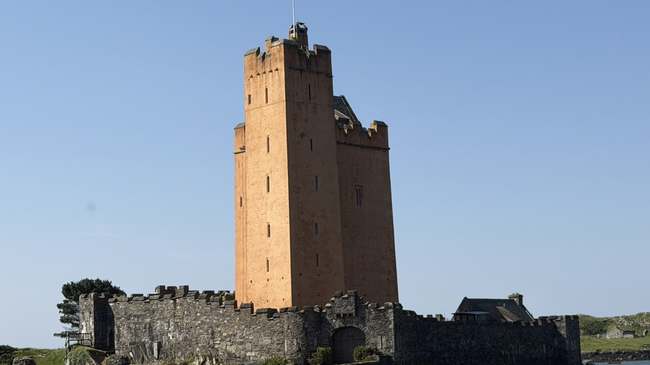 Kilcoe Castle con su característico revestimiento rosado, sobre un islote de Roaringwater Bay