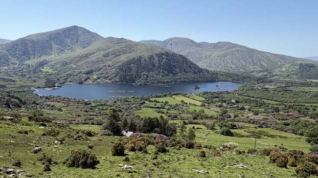 Vista panorámica de un lago rodeado de montañas cerca del Healy Pass