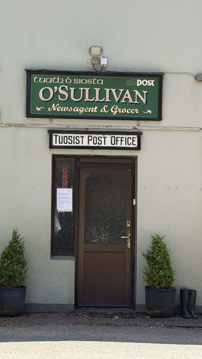 Fachada de la oficina de correos y tienda de Tuosist, un pequeño pueblo de la Península de Beara