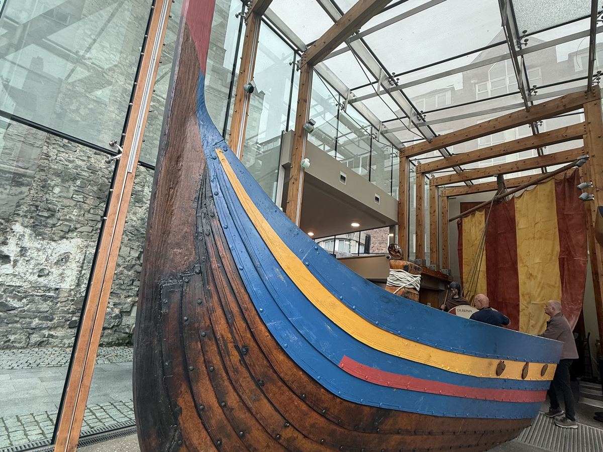 Réplica de un barco vikingo expuesta en el museo Dublinia