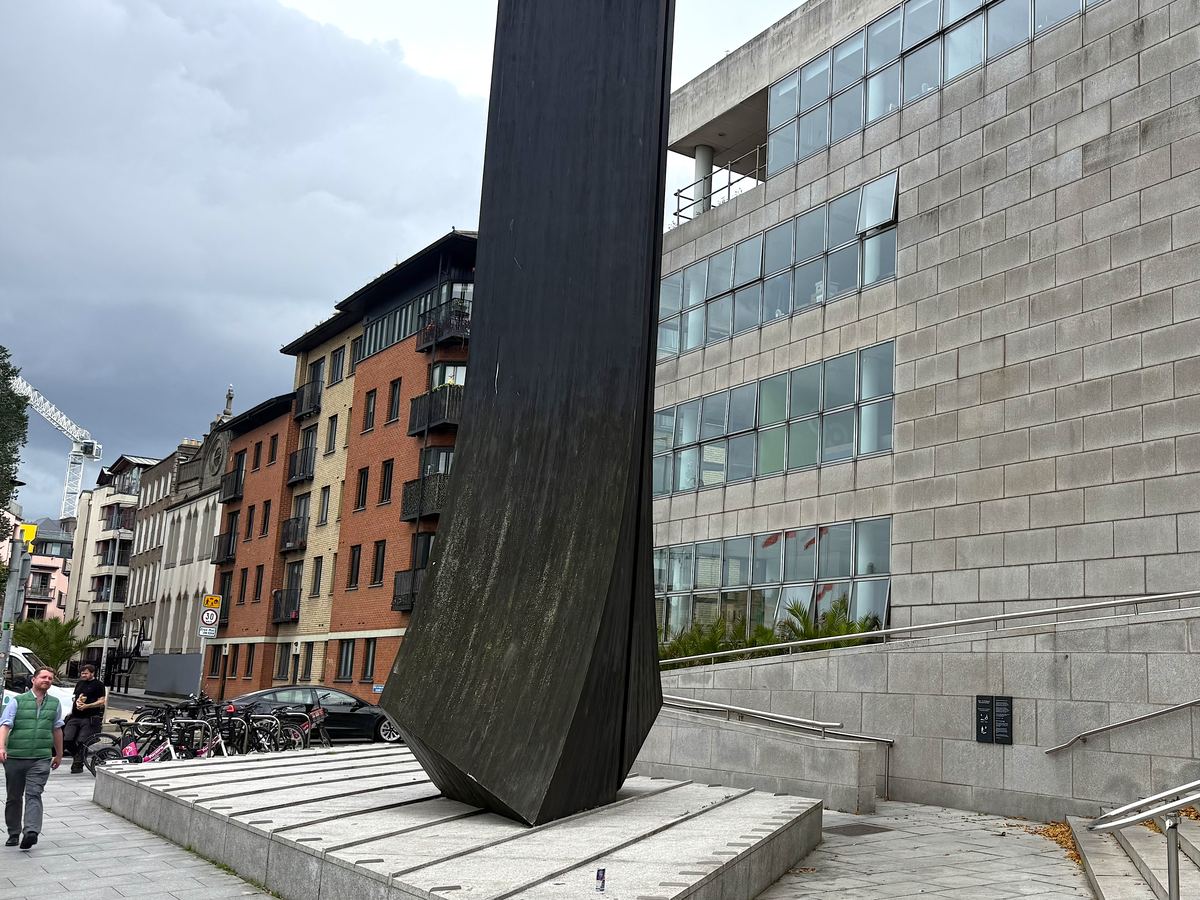 Escultura moderna junto a las oficinas civiles de Dublin City Council en Wood Quay